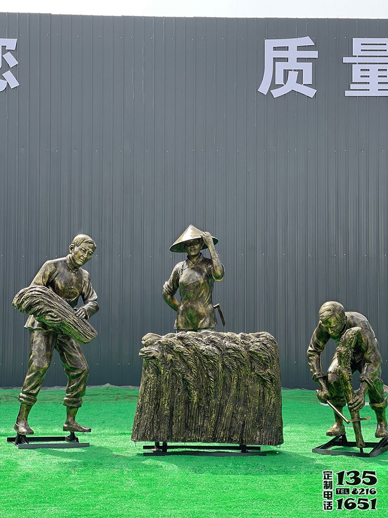 景區(qū)擺放玻璃鋼仿銅農耕割麥子勞動人物雕塑 景區(qū)擺放玻璃鋼仿銅農耕割麥子勞動人物雕塑