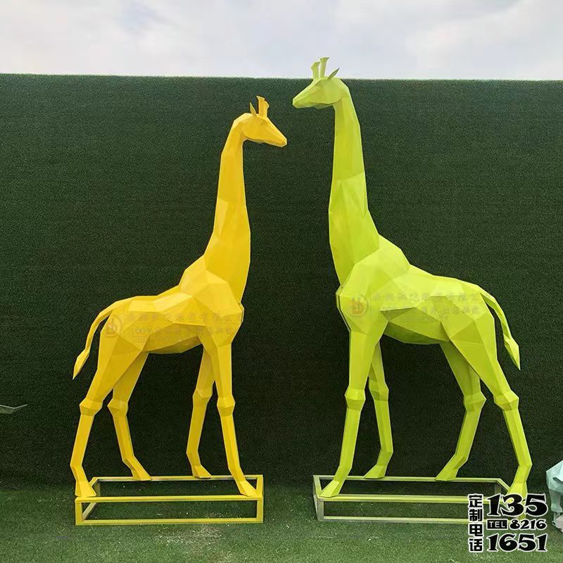動(dòng)物園玻璃鋼彩繪幾何長頸鹿雕塑 動(dòng)物園玻璃鋼彩繪幾何長頸鹿雕塑