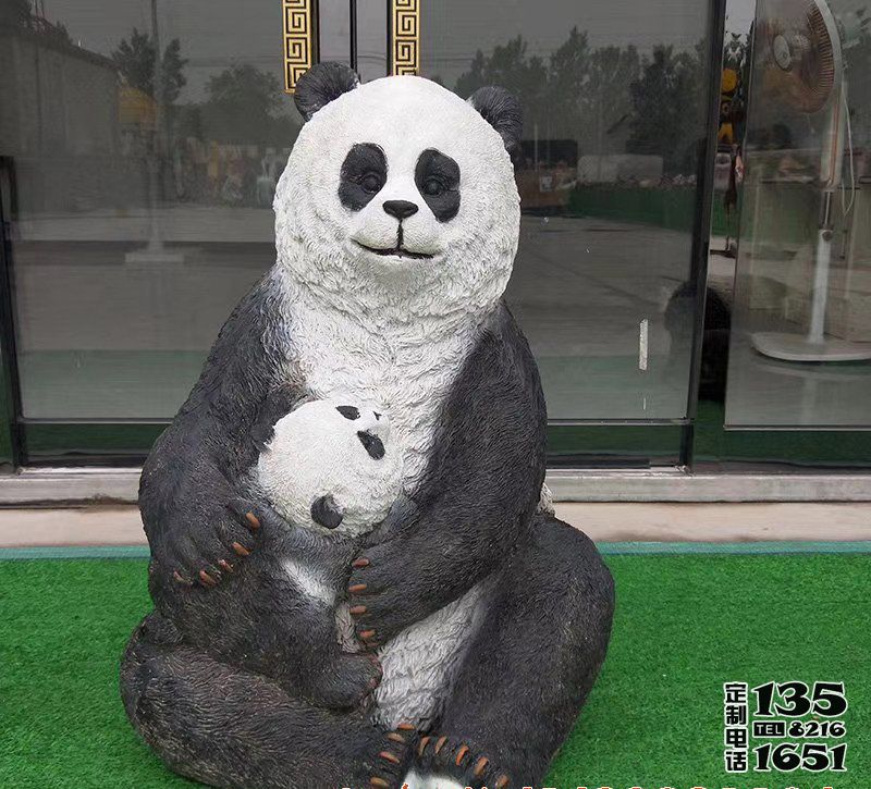 商業(yè)街店門口彩繪仿真玻璃鋼熊貓雕塑 商業(yè)街店門口彩繪仿真玻璃鋼熊貓雕塑