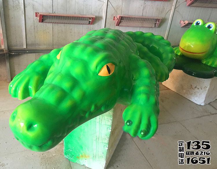 游樂場(chǎng)擺放的玻璃鋼卡通鱷魚雕塑 游樂場(chǎng)擺放的玻璃鋼卡通鱷魚雕塑