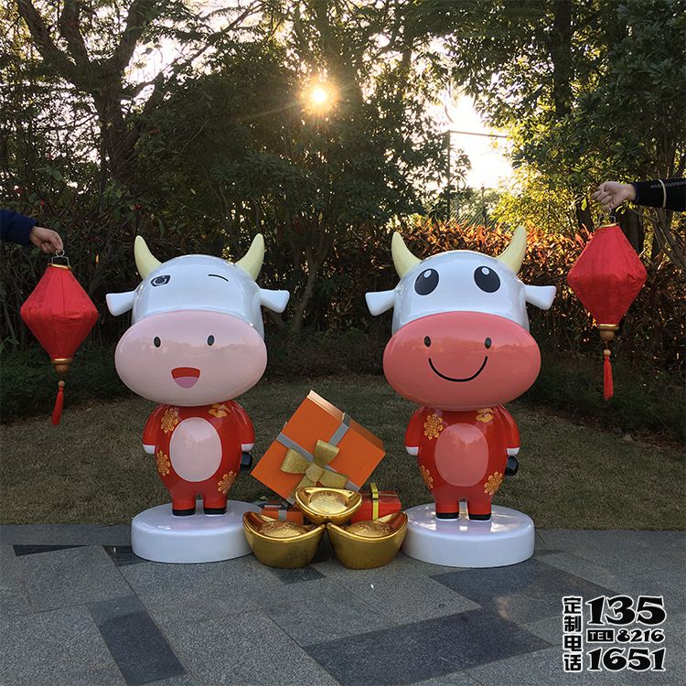 戶外公園兩只玻璃鋼可愛(ài)卡通的牛雕塑 戶外公園兩只玻璃鋼可愛(ài)卡通的牛雕塑